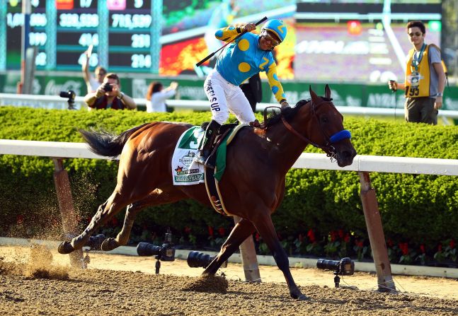 Víctor Espinoza celebra su victoria en el Belmont Stakes montando American Pharoah.