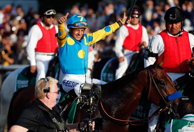 Víctor Espinoza tiene 43 años, es de Tulancingo, Hidalgo, y su nombre está ya en la historia de las carreras de caballos en Estados Unidos. Espinoza montó a American Pharoah para ganar la Triple Corona.