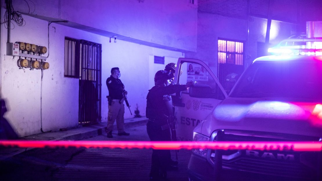 Investigadores y personal forense trabajan en la escena del crimen donde se encontraron los restos del alcalde de Chilpancingo, Alejandro Arcos, el 6 de octubre de 2024. Crédito: JESÚS GUERRERO/AFP vía Getty Images