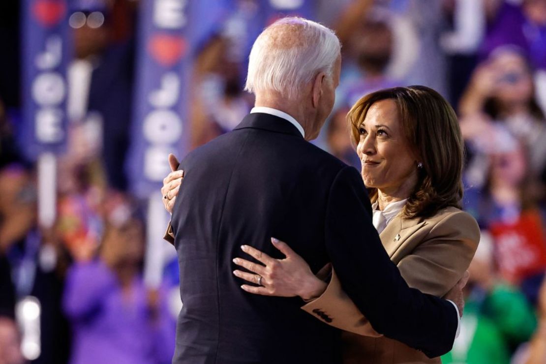 La vicepresidenta Kamala Harris, a la derecha, y el presidente Joe Biden se saludan al final del primer día de la Convención Nacional Demócrata en el United Center el 19 de agosto en Chicago. Crédito: Kevin Dietsch/Getty Images