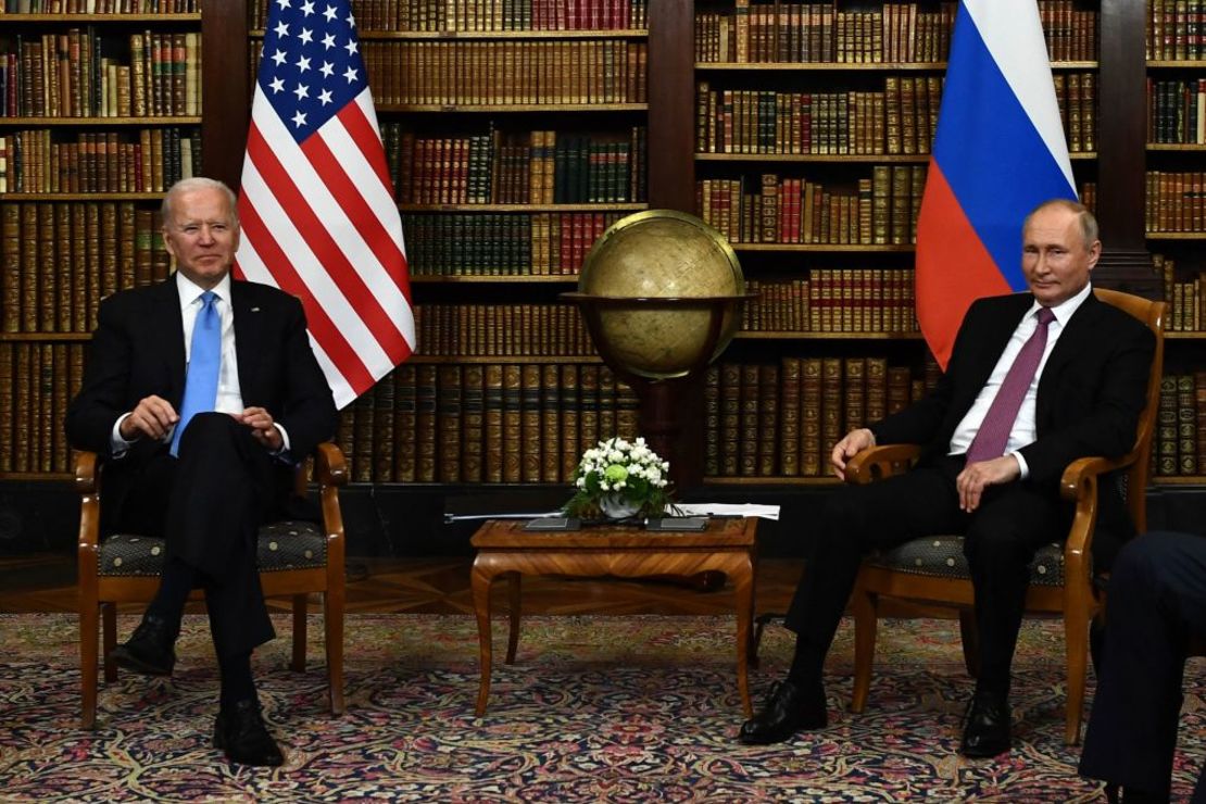 El presidente Joe Biden, a la izquierda, y el presidente de Rusia Vladimir Putin, a la derecha, posan para la prensa antes de la cumbre EE.UU.-Rusia en Villa La Grange, en Ginebra, el 16 de junio de 2021. Crédito: Brendan Smialowski/AFP/Getty Images