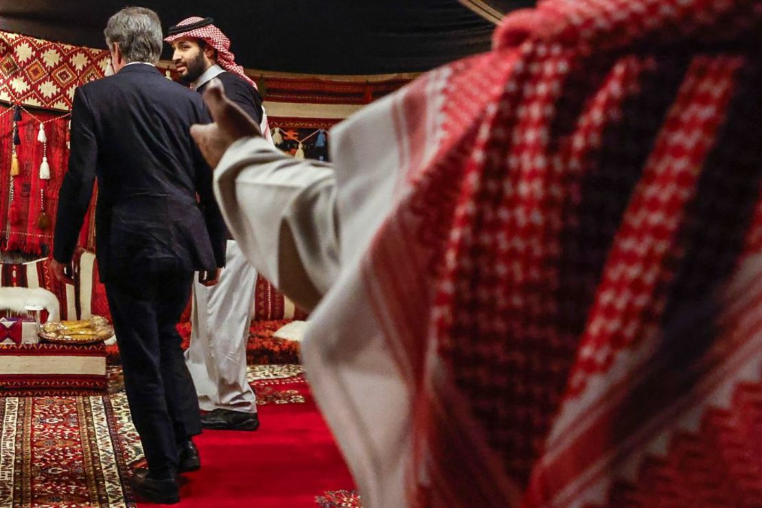 El secretario de Estado de Estados Unidos, Antony Blinken (izquierda), se reúne con el príncipe heredero saudí, Mohammed bin Salman, en al-Ula, en el noroeste de Arabia Saudita, el 8 de enero. Crédito: Evelyn Hockstein/Pool/AFP/Getty Images