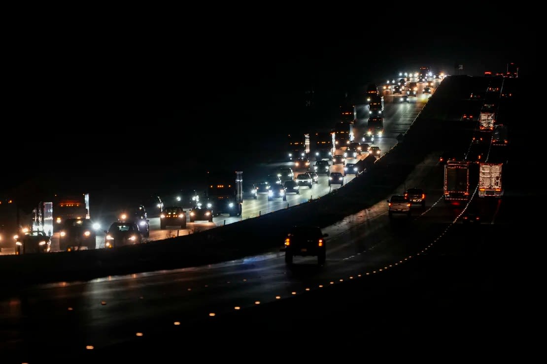 El tráfico pesado fluye hacia el norte por la carretera interestatal 75 mientras la gente evacua el área de la Bahía de Tampa el lunes por la noche antes de la llegada del huracán Milton Julio Cortez/AP