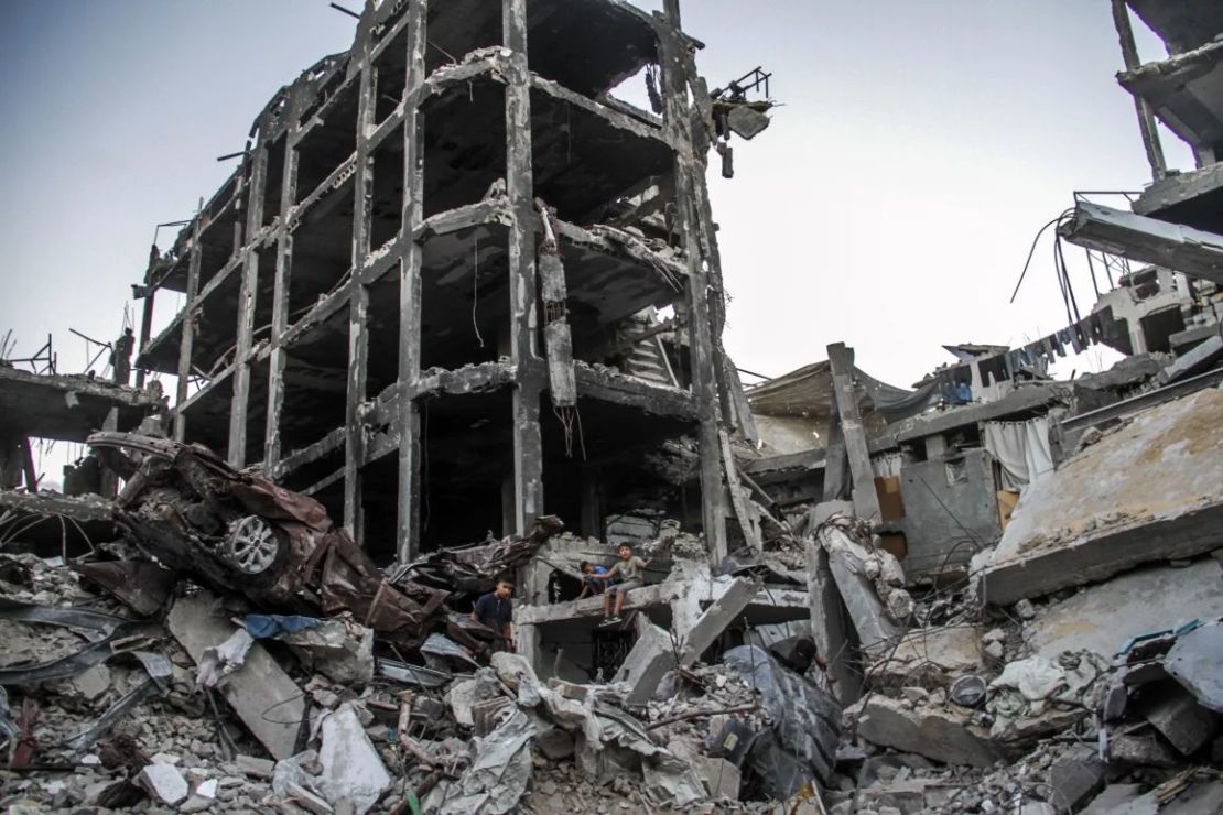 El campo de refugiados de Jabalya quedó en ruinas por los repetidos ataques israelíes. Crédito: Mahmud ssa/Anadolu/Getty Images.