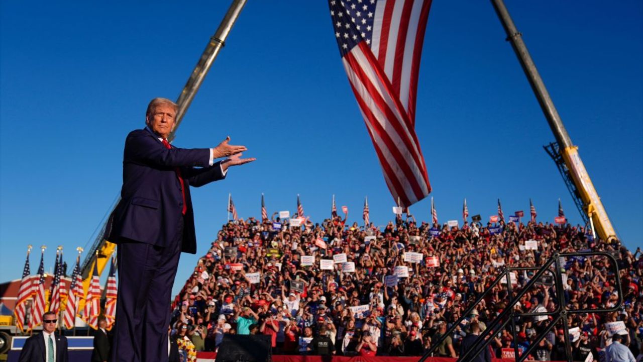 El expresidente Donald Trump llega a un mitin de campaña en “Butler Farm Show” el 5 de octubre de 2014, en Butler, Pensilvania. Crédito: Evan Vucci/AP