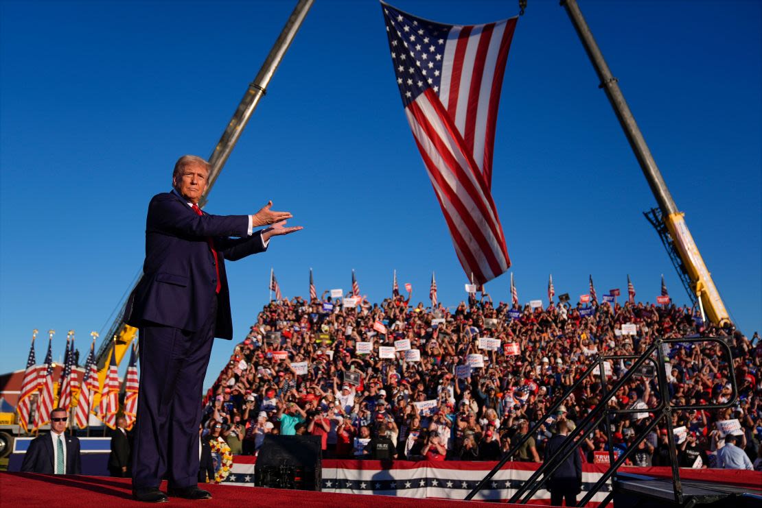 El expresidente Donald Trump llega a un mitin de campaña en “Butler Farm Show” el 5 de octubre de 2014, en Butler, Pensilvania. Crédito: Evan Vucci/AP