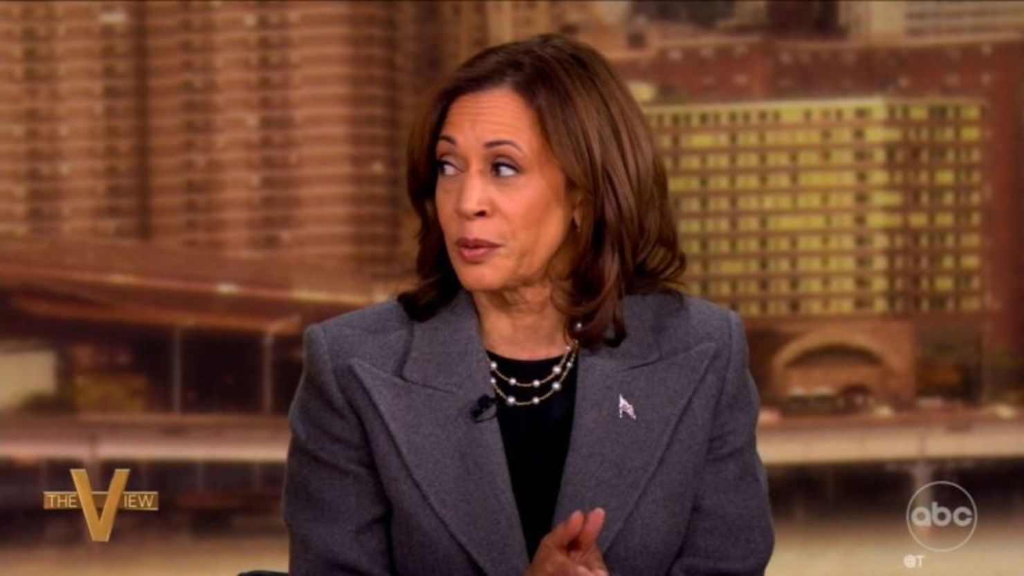 La vicepresidenta Kamala Harris aparece en "The View" este martes 8 de octubre. Crédito: WABC
