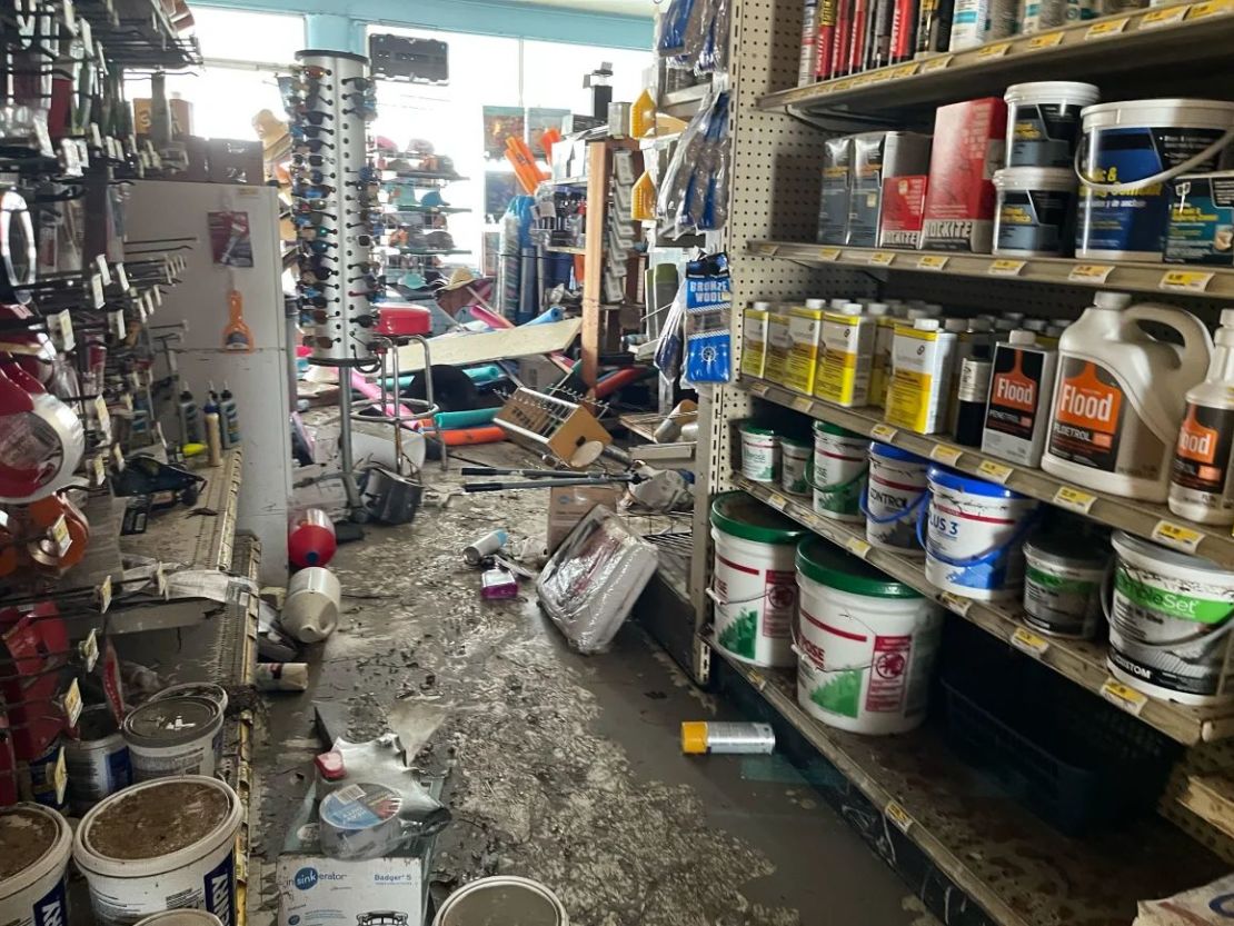 Los daños causados ​​por la tormenta del huracán Helene en una tienda True Value en Anna Maria Island, Florida. Crédito: Paul Murphy/CNN.