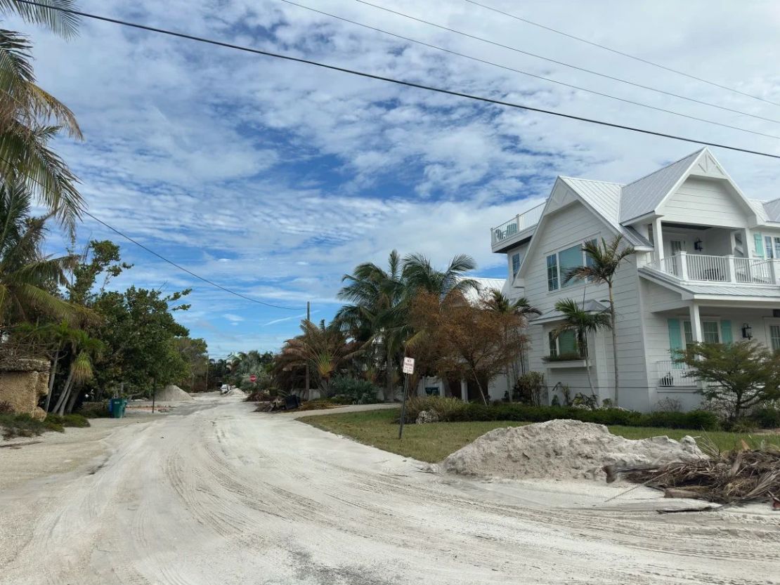 La arena de las dunas empujada tierra adentro por el huracán Helene permanece en las calles de la isla Anna Maria en el condado de Manatee, Florida. Crédito: Paul Murphy/CNN.