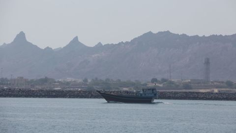 Un barco transporta visitantes a la isla de Ormuz en el estrecho del golfo de Ormuz, frente a la ciudad portuaria iraní de Bandar Abbas, el 29 de abril de 2019.