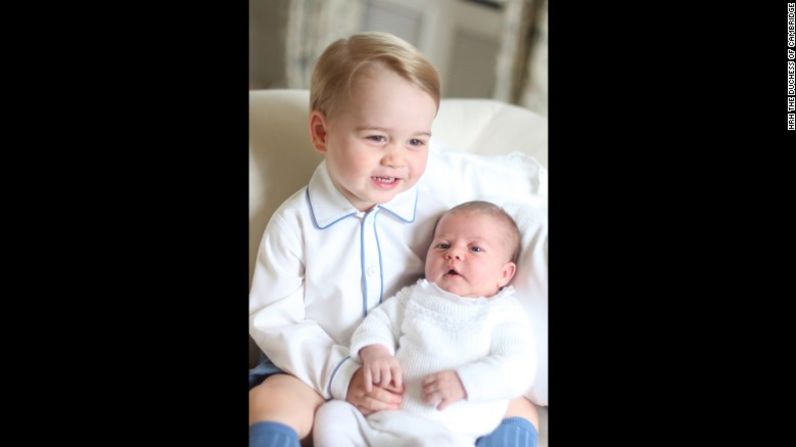 Las primeras imágenes públicas del príncipe Jorge y su hermanita Carlota.