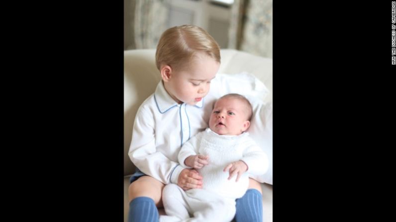 Las primeras imágenes públicas del príncipe Jorge y su hermanita Carlota juntos.