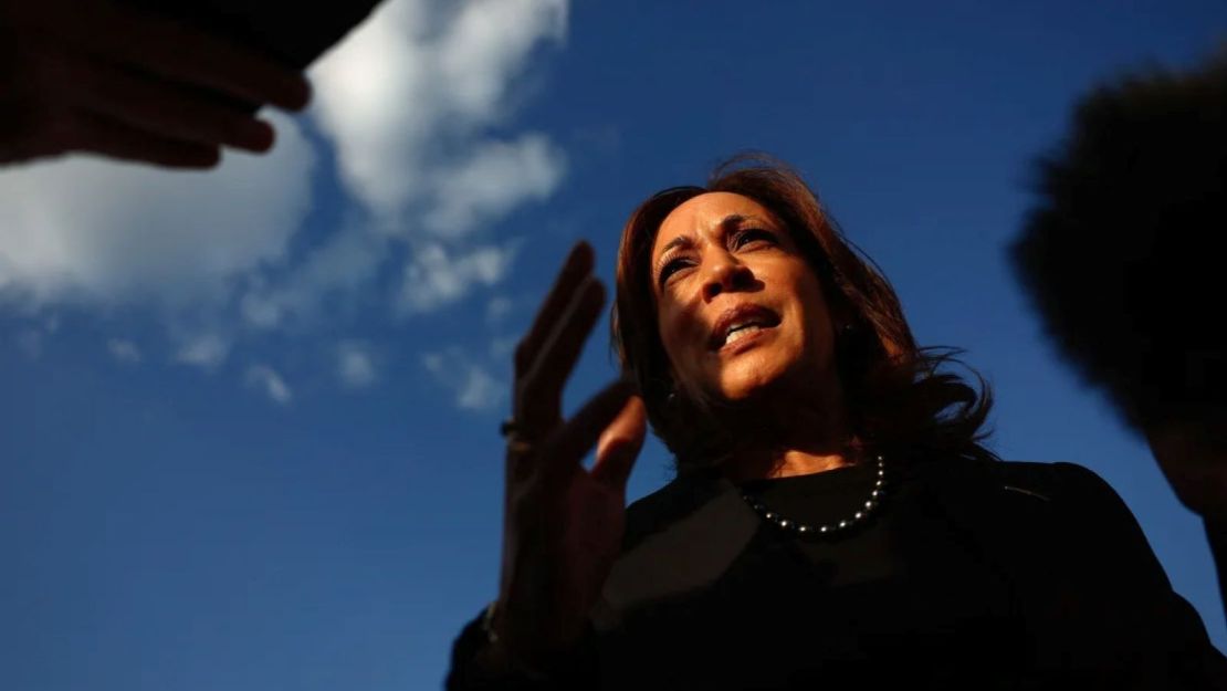 La vicepresidenta Kamala Harris habla con los medios antes de partir hacia Nueva York desde la Base Conjunta Andrews, Maryland, el 7 de octubre de 2024.