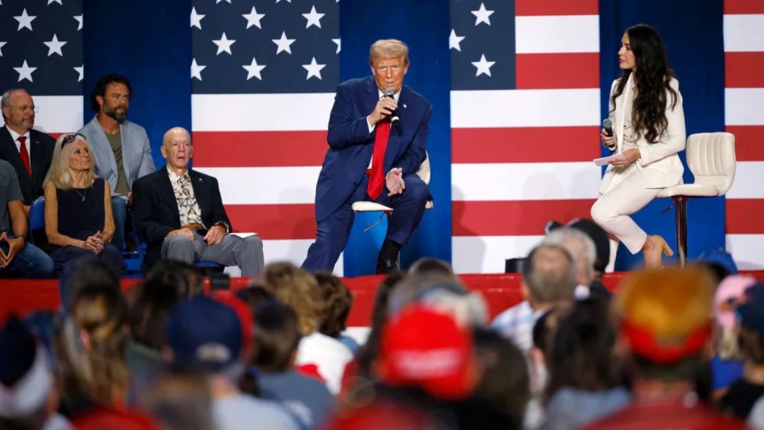 El expresidente Donald Trump habla en un foro mientras hace campaña en Fayetteville, Carolina del Norte, el 4 de octubre de 2024.