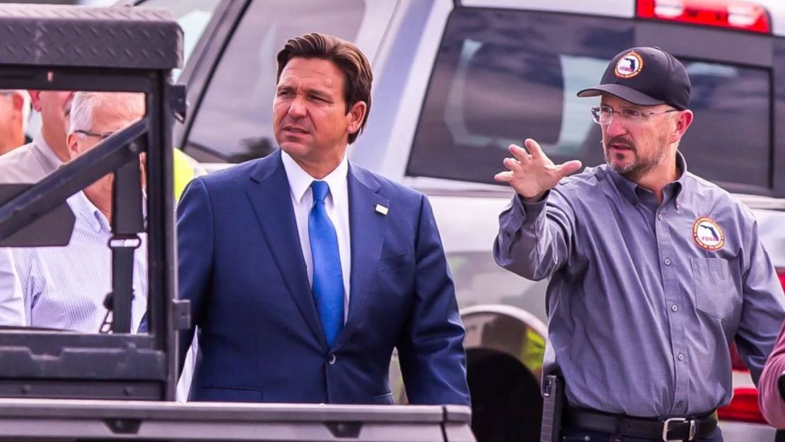 El gobernador de Florida, Ron DeSantis, recibe un recorrido del director de la División de Manejo de Emergencias de Florida, Kevin Guthrie, en Ocala, Florida, el 8 de octubre de 2024.