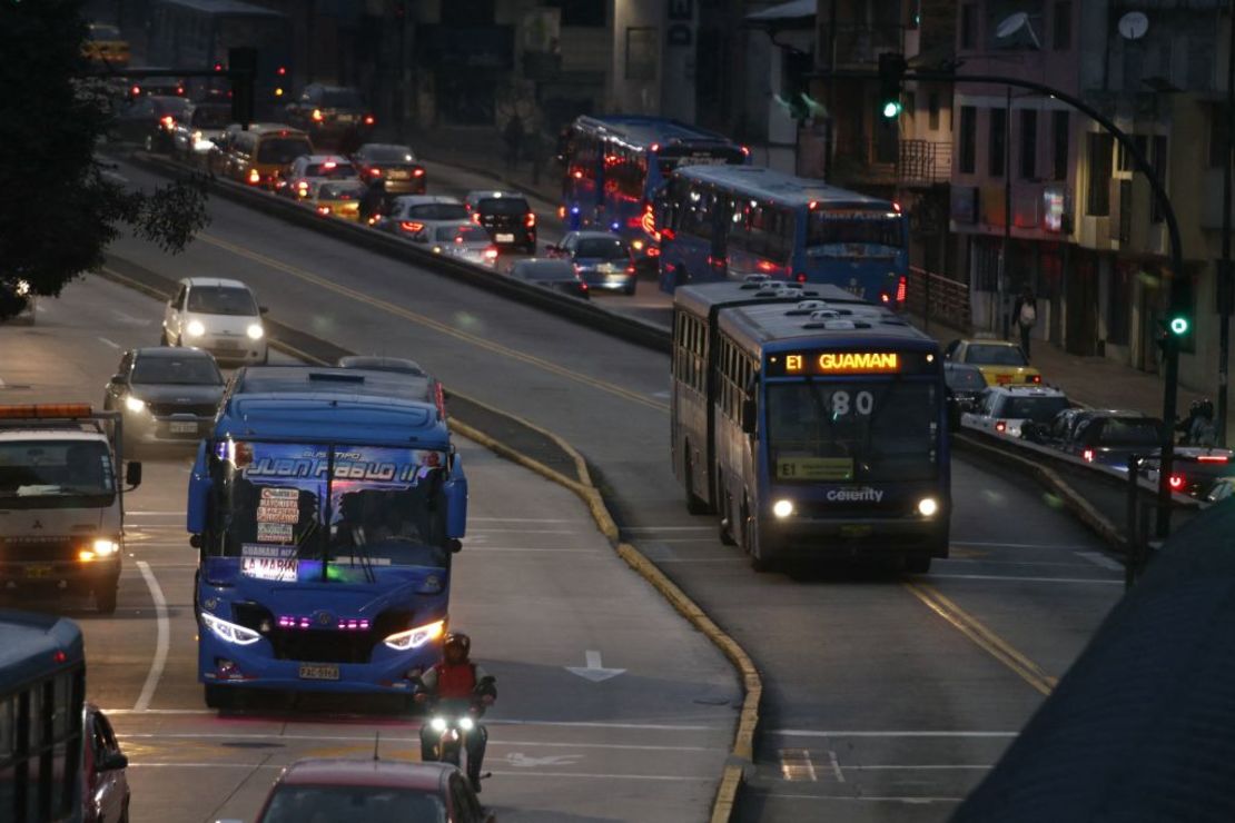 Automóviles circulan en medio de un apagón en Quito, el 19 de junio de 2024.