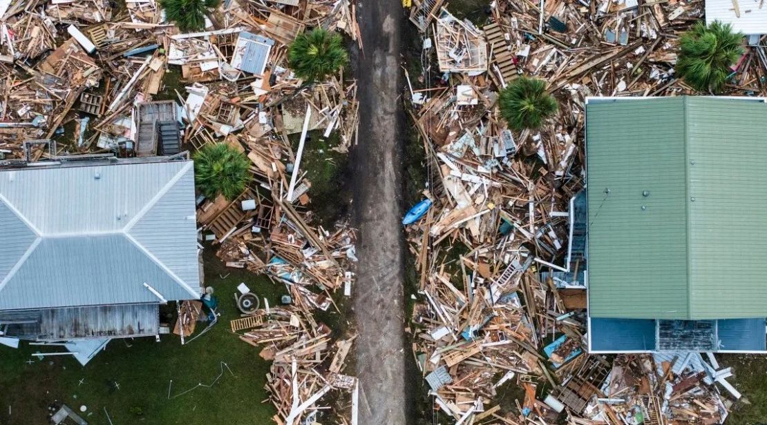 Casas dañadas y escombros tras el huracán Helene en Horseshoe Beach, Florida, el 28 de septiembre de 2024. (Foto: Chandan Khanna/AFP/Getty Images).