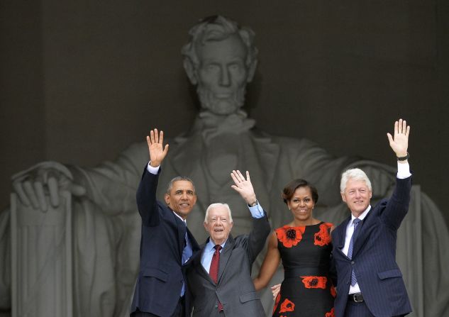 De izquierda a derecha, el presidente Obama, Carter, la primera dama Michelle Obama y Clinton saludan desde los escalones del Monumento a Lincoln el 28 de agosto de 2013. Fue el 50 aniversario de la Marcha sobre Washington, recordada principalmente por el discurso "Tengo un sueño" de Martin Luther King Jr.