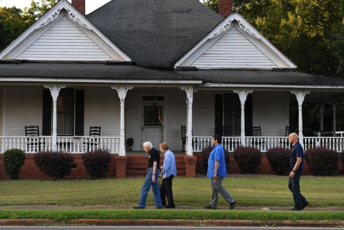 Carter camina con su esposa, Rosalynn, y miembros del Servicio Secreto después de cenar en la casa de un amigo en Plains, Georgia, en agosto de 2018.