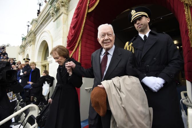 Carter y su esposa llegan a la inauguración de Donald Trump en enero de 2017.