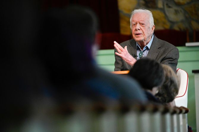 Carter enseña en la escuela dominical en la Iglesia Bautista Maranatha en Plains, Georgia, en noviembre de 2019.