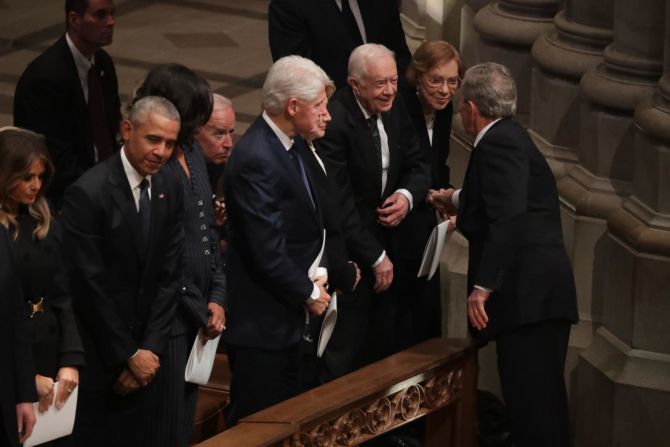 El expresidente de EE.UU. George W. Bush saluda a Carter y a otros expresidentes durante el funeral de estado de su padre en diciembre de 2018.