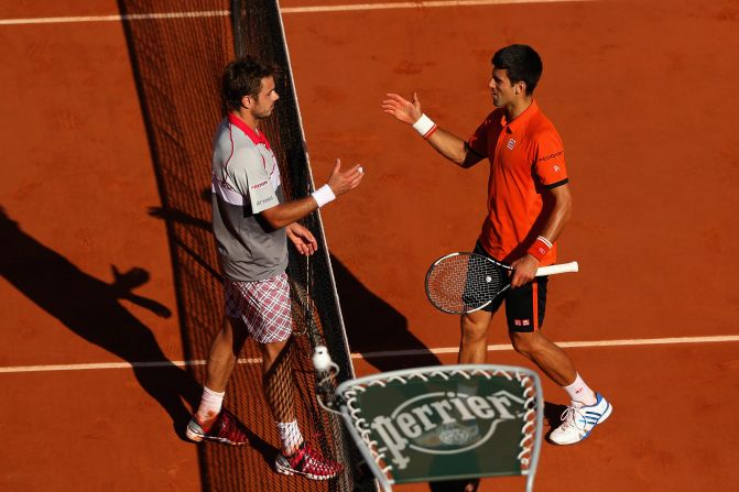 Stan Wawrinka y Novak Djokovic se saludan en el centro de la cancha tras jugar la final del Roland Garros. Wawrinka se coronó en el abierto de Francia.