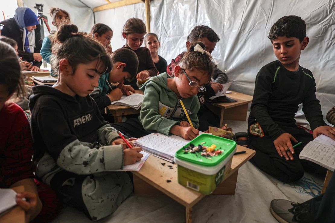 Unos menores aprenden en un aula improvisada de un campo de desplazados de Rafah, al sur de Gaza. Todas las escuelas de Gaza están cerradas desde el pasado octubre, según la Unicef. Crédito: Said Khatib/AFP/Getty Images