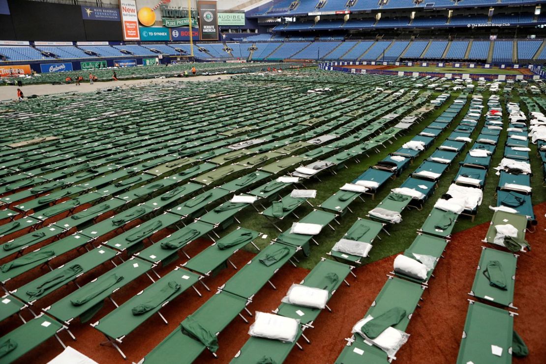 El Tropicana Field, en San Petersburgo, Florida, abrió sus puertas el lunes como un centro de concentración de trabajadores y operaciones.