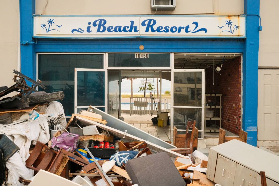 Montones de escombros del huracán Helene siguen sin ser recogidos en Treasure Island, Florida, el lunes.