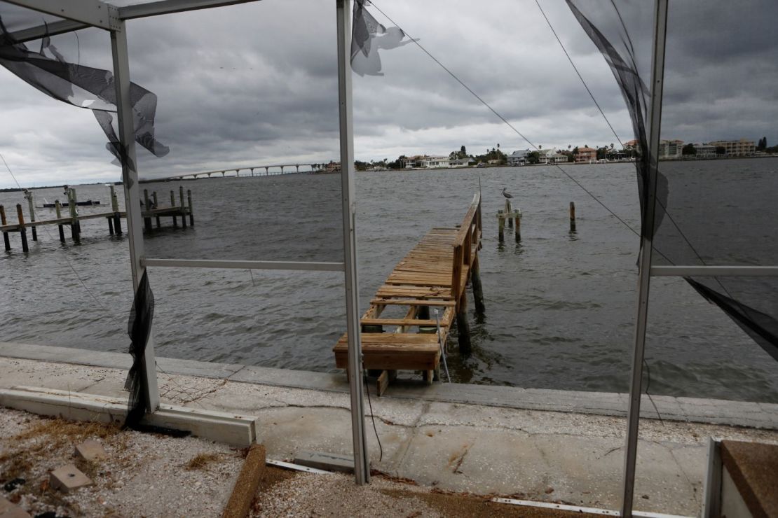 Un muelle sufre daños en St. Pete Beach, Florida, el lunes.