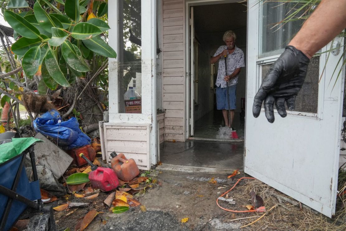 Un hombre limpia los escombros que dejó el huracán Helene en su casa en Treasure Island, Florida, el lunes.