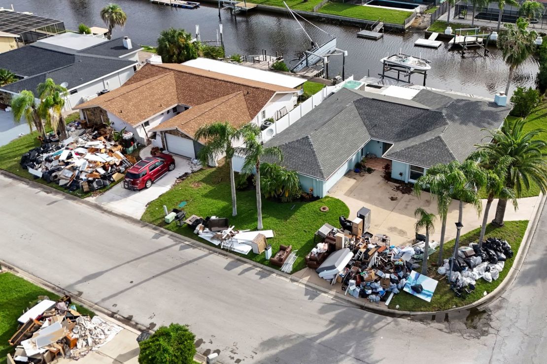 Los escombros de las casas inundadas por el huracán Helene se amontonan en las aceras de Port Richey, Florida, el martes.