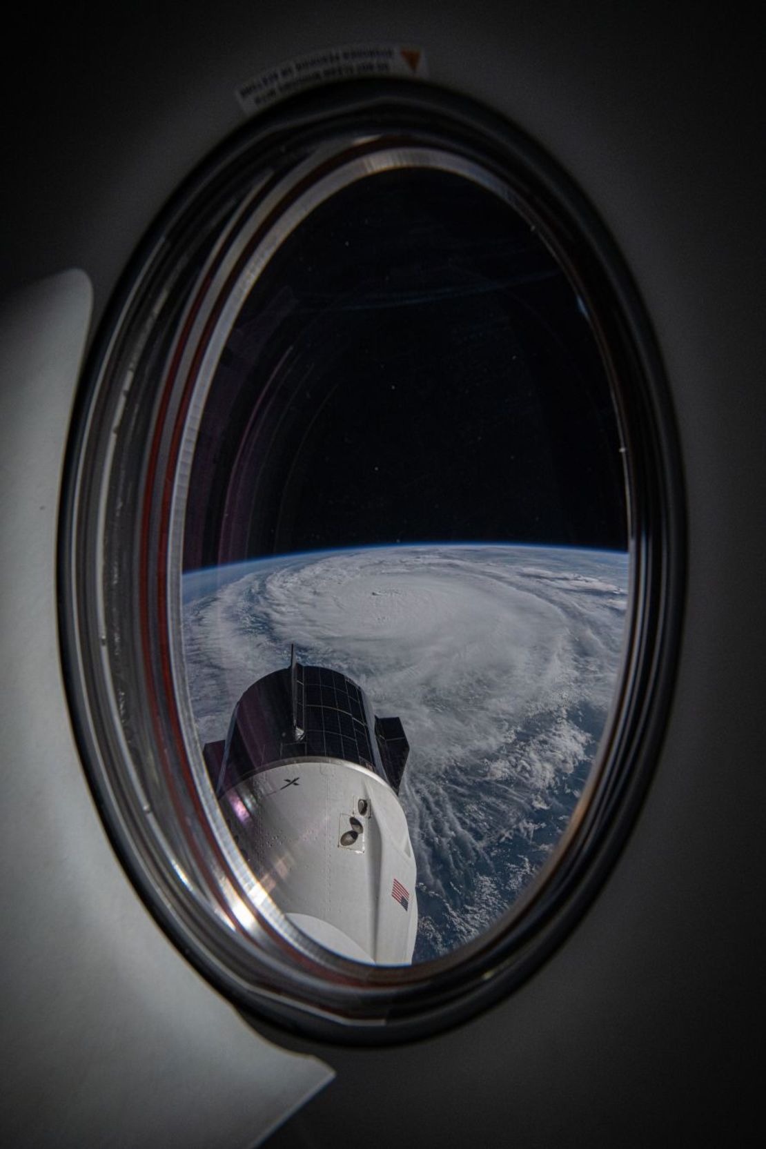 El astronauta de la NASA Matthew Dominick compartió esta foto desde la Estación Espacial Internacional el martes. "Hemos sobrevolado el huracán Milton hace unos 90 minutos", dijo. "Esta es la vista desde la ventana del Dragon Endeavour".