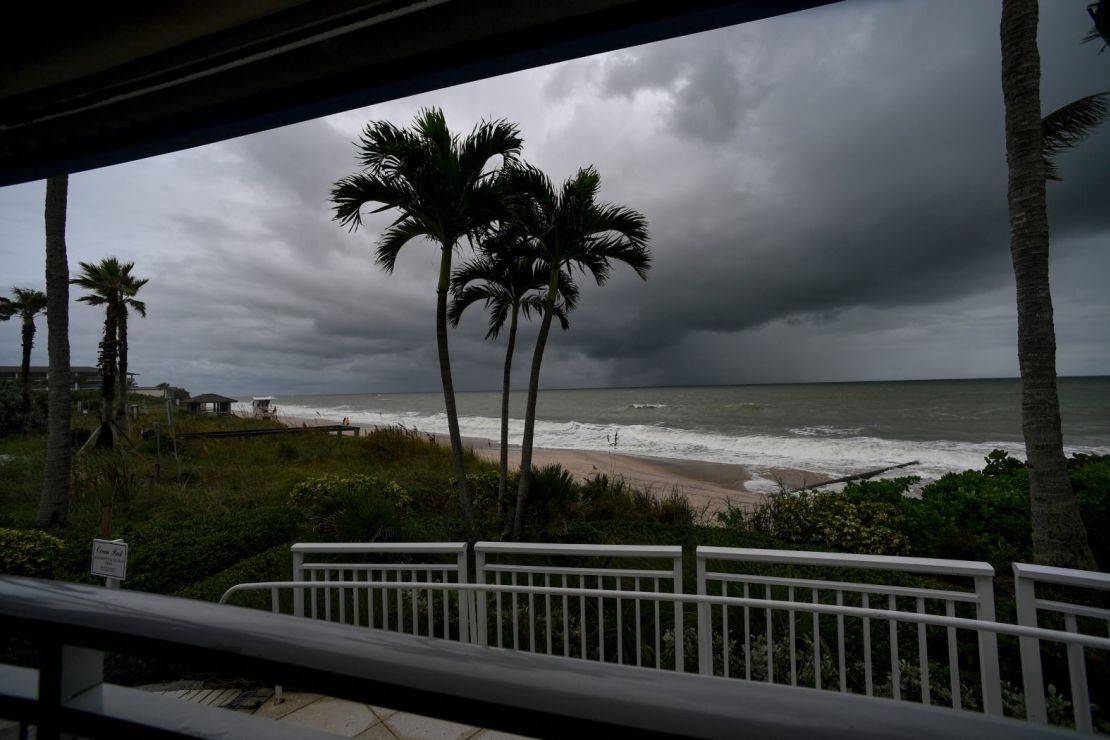 La playa de Humiston se puede ver desde el patio de un restaurante frente al mar, Citrus, en Vero Beach, Florida, el martes.