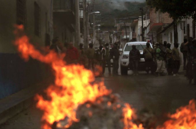 Hombres enmascarados quemaron material electoral en Tixtla, Guerrero, donde fueron anulados los comicios.