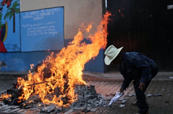 La quema de material electoral fue una de las causas por las que se determinó la anulación de los comicios en Tixtla, Guerrero.