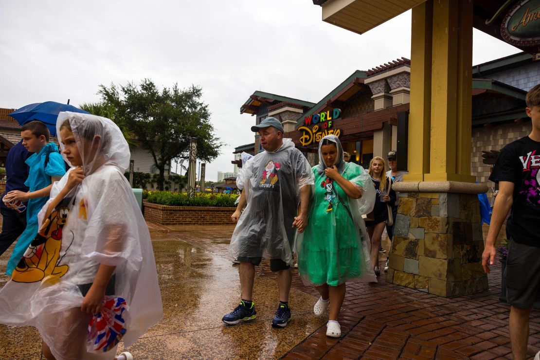 Personas caminan por el complejo comercial Disney Springs en Orlando antes de la llegada del huracán este miércoles.