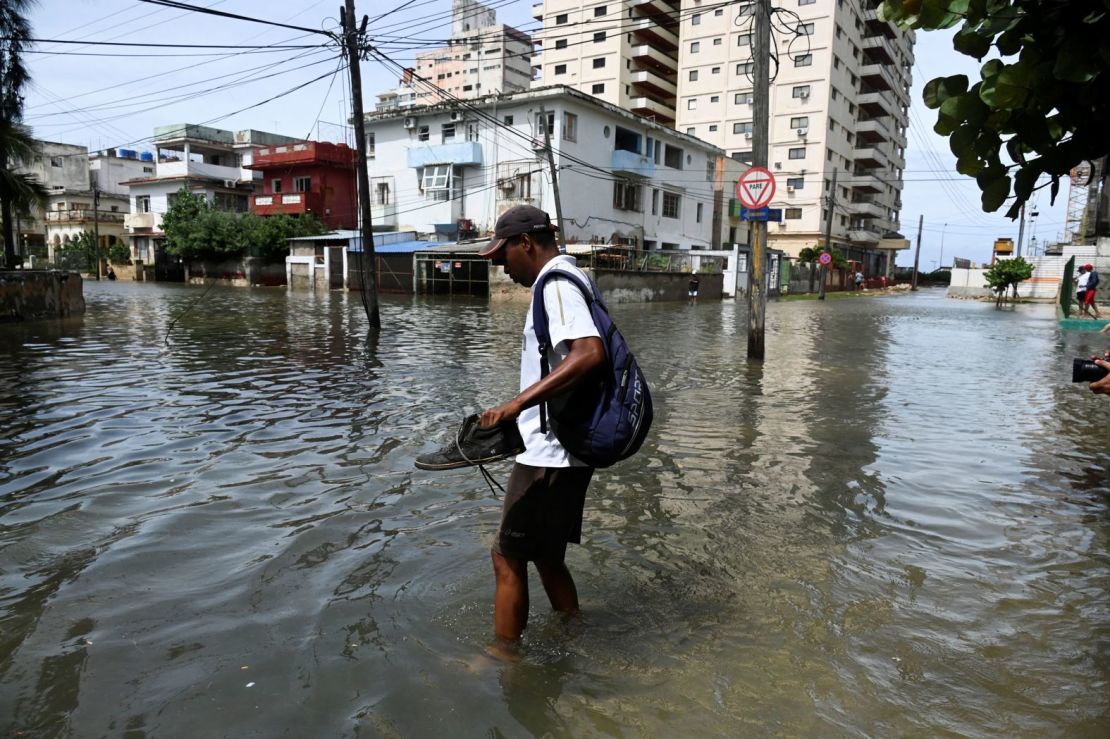 Un hombre camina por una calle inundada en La Habana, Cuba, este miércoles.