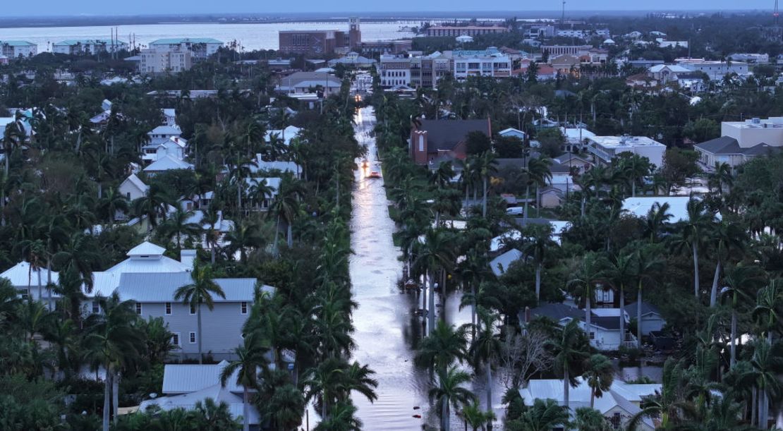 En esta vista aérea, las aguas de la lluvia inundan un vecindario después de que el huracán Milton tocó tierra el 10 de octubre de 2024, en Punta Gorda, Florida. La tormenta tocó tierra como un huracán de categoría 3 en el área de Siesta Key, Florida, causando daños e inundaciones en toda Florida Central.