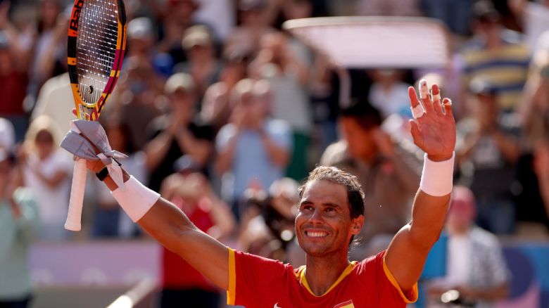 Rafael Nadal del equipo de España celebra después de ganar un punto de partido contra Marton Fucsovics del equipo de Hungría durante el partido de primera ronda de individuales masculinos en el segundo día de los Juegos Olímpicos de París 2024 en Roland Garros el 28 de julio de 2024 en París, Francia.