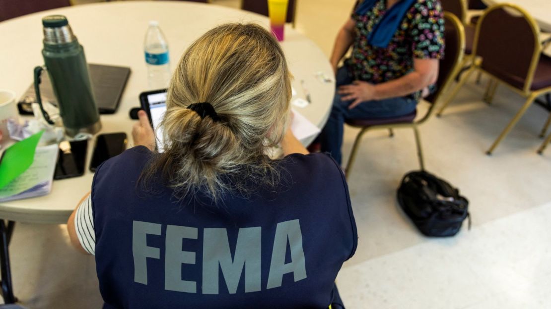 Una trabajadora de FEMA atiende un reclamo de un residente local después de ser afectado por las inundaciones tras el paso del huracán Helene, en Marion, Carolina del Norte, el 5 de octubre.