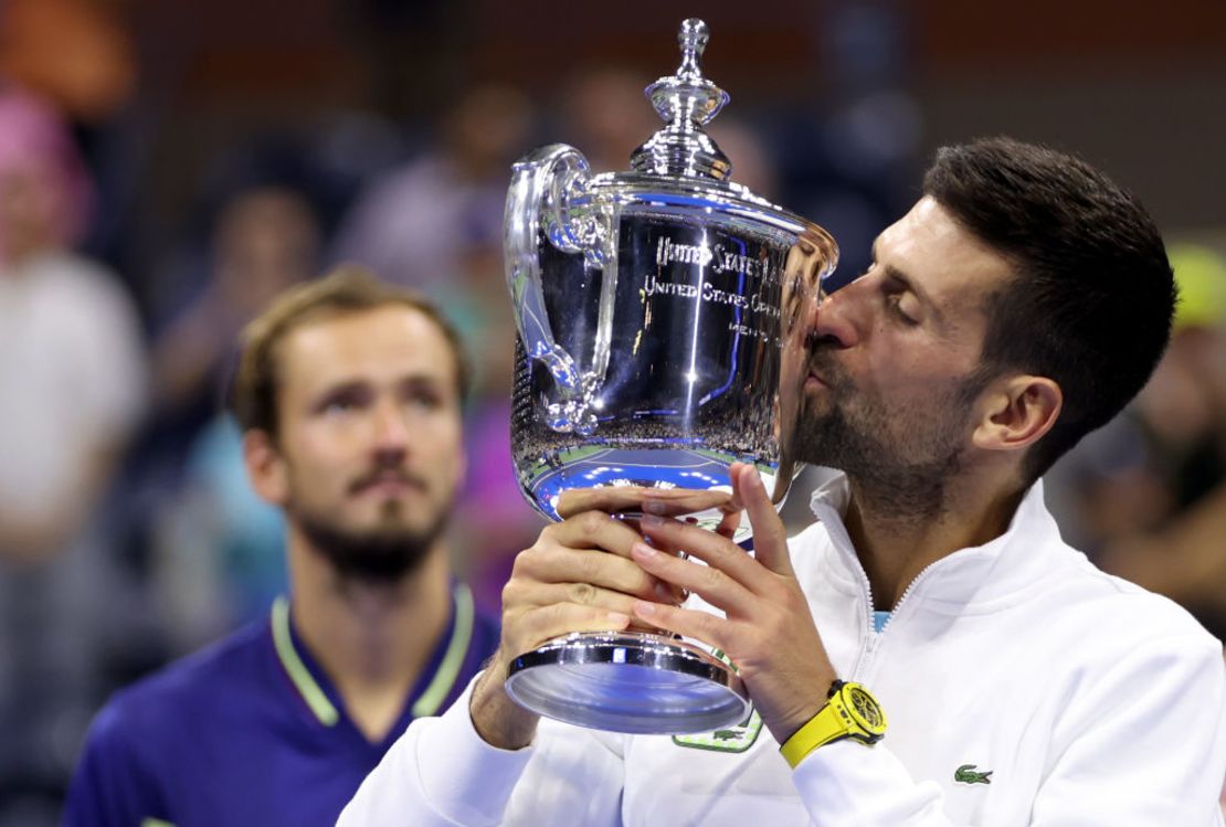 Novak Djokovic de Serbia besa su trofeo de ganador después de derrotar a Daniil Medvedev de Rusia durante su partido final individual masculino del Abierto de Estados Unidos de 2023 el 10 de septiembre de 2023 en el barrio de Flushing de Queens, Nueva York.