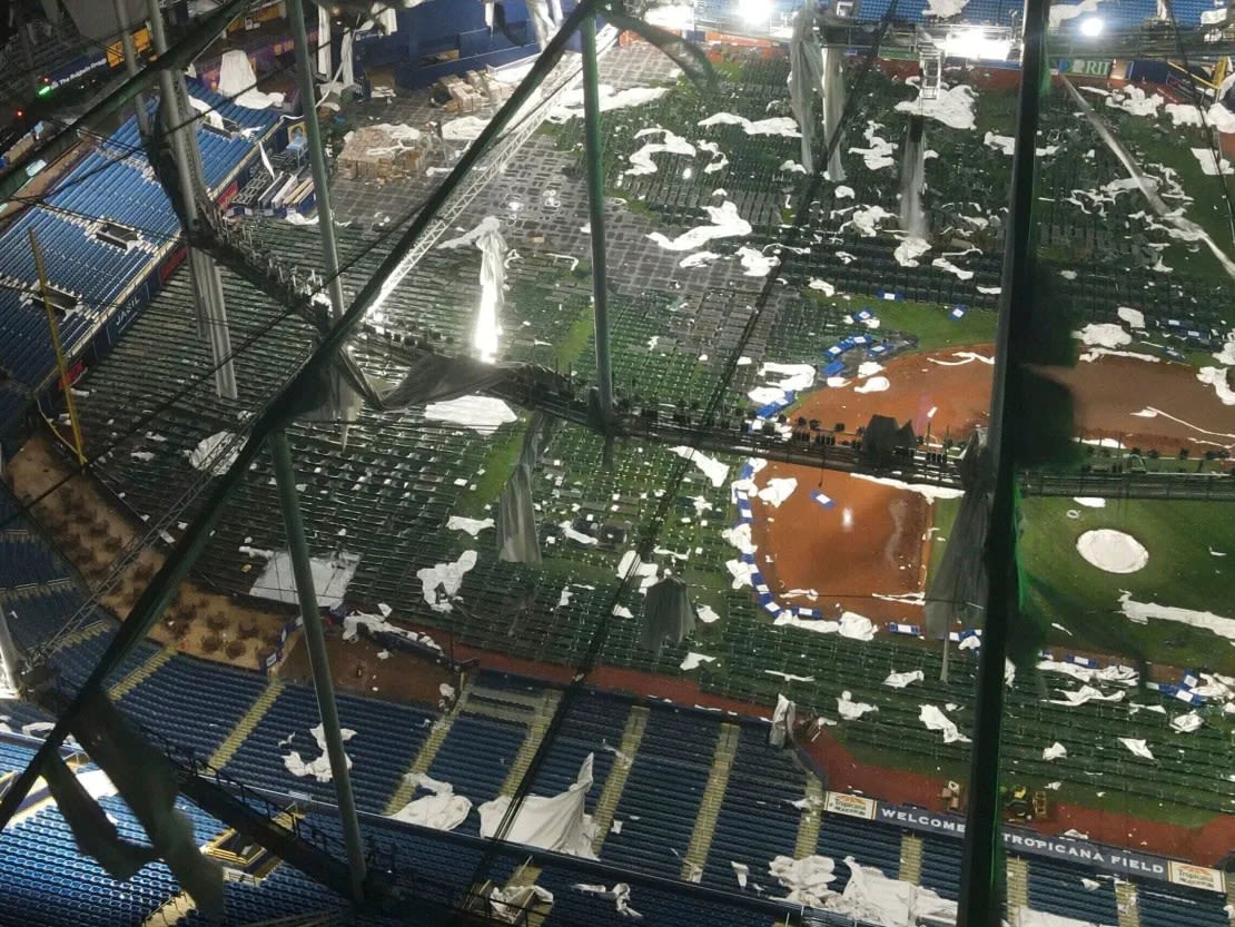 Imágenes de dron sobre el Tropicana Field en St. Petersburg muestran el techo destrozado de la cúpula y catres para los socorristas.