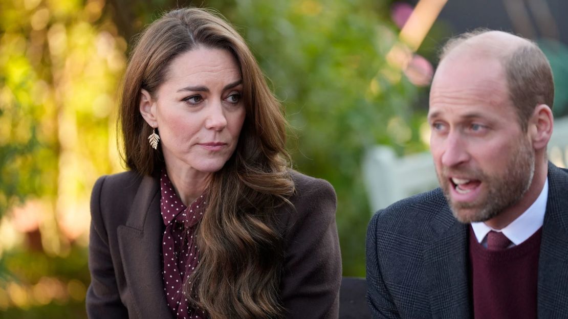 William y Kate hablan con personal de los servicios de emergencia durante una visita sorpresa a Southport. Danny Lawson/PA Wire