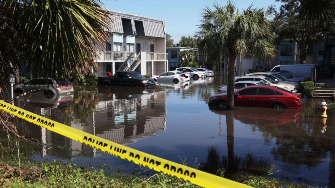 Autos inundados en un complejo de apartamentos tras la llegada del huracán Milton, el 10 de octubre de 2024 en Clearwater, Florida.