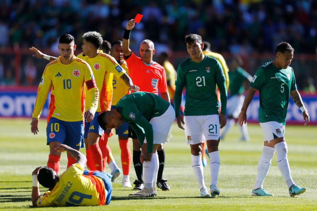 Referee Wilton Sampaio shows a red card to Hector Cuellar (Bolivia). Photo: Gaston Brito Miserocchi/Getty Images