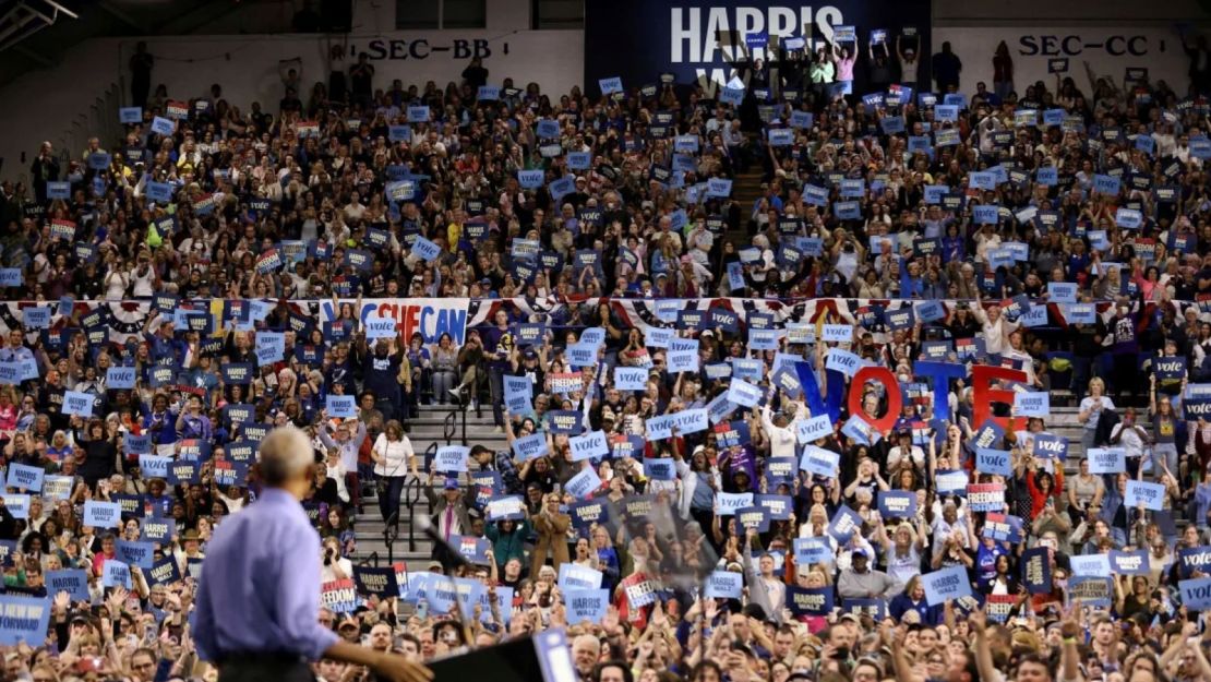 Las personas sostienen carteles mientras el expresidente Barack Obama habla durante un evento de campaña en apoyo a la vicepresidenta Kamala Harris en Pittsburgh el 10 de octubre de 2024.