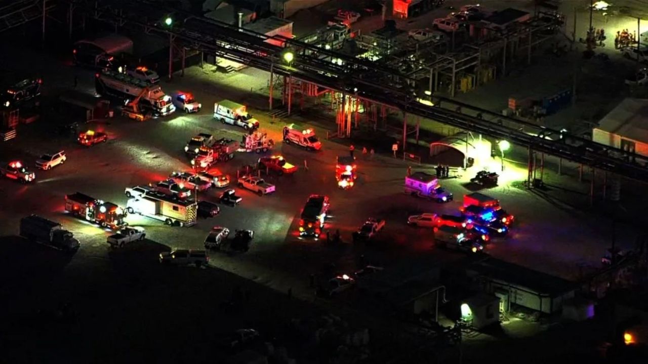 El personal de emergencia responde a una liberación de sustancias químicas en Deer Park, Texas, el jueves 10 de octubre.