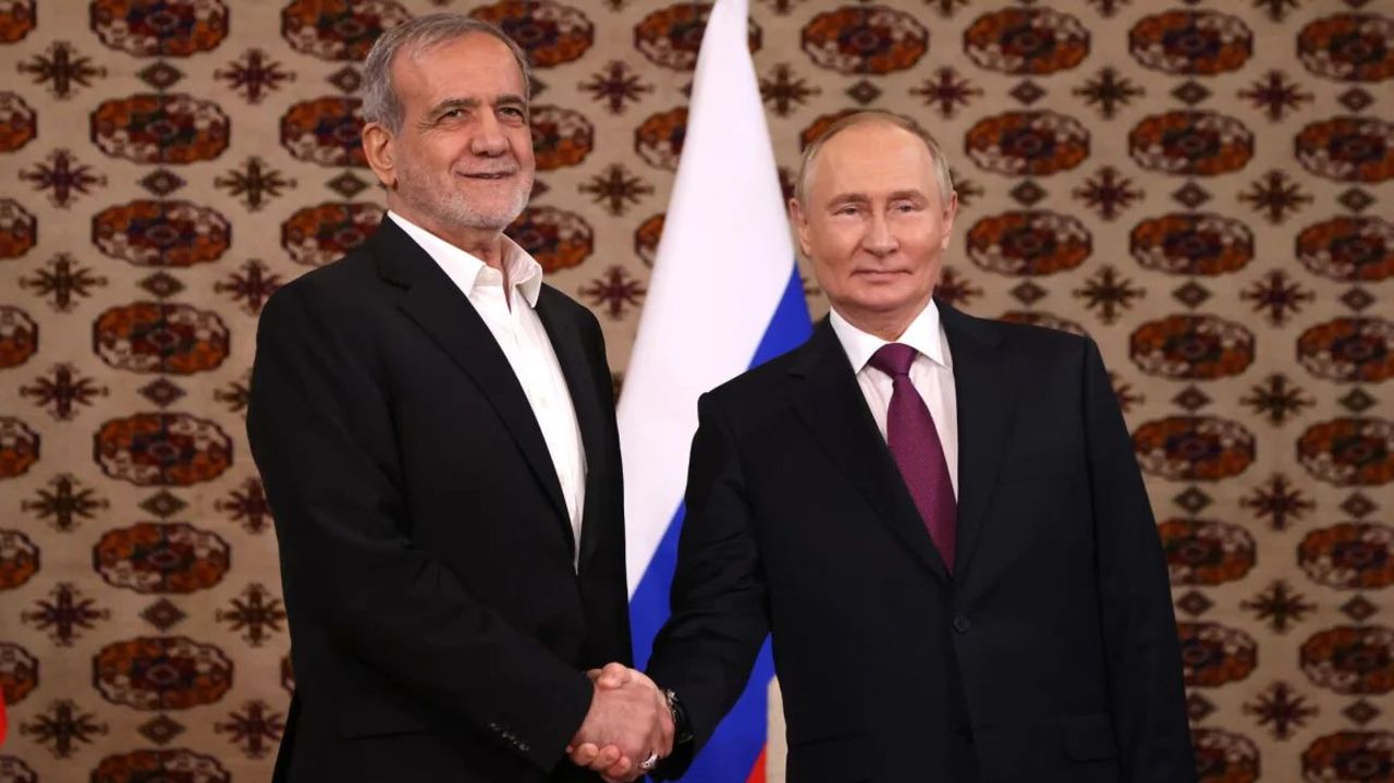 Putin y Pezeshkian se dan la mano durante su primera reunión, celebrada el viernes en Ashgabat, Turkmenistán. Getty Images